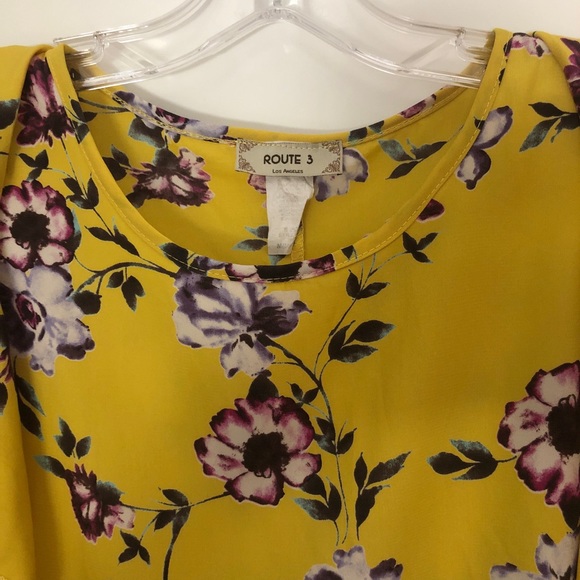 Route 3 brand yellow floral blouse in excellent condition! Gorgeous! Size M - Picture 4 of 4